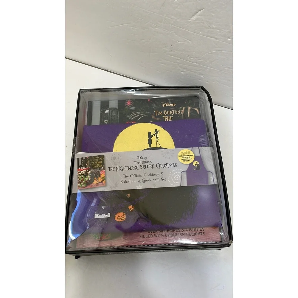 NEW IN BOX DISNEY THE NIGHTMARE BEFORE CHRISTMAS OFFICIAL COOKBOOK & APRON‎